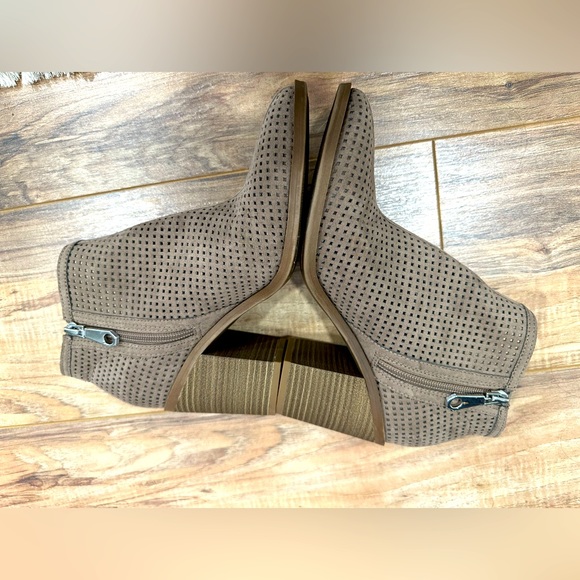 Dolce Vita Ankle Boots with Chunky Heel - Picture 3 of 5